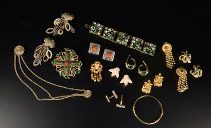 null Ensemble de bijoux fantaisies comprenant : une demi parure en métal doré ornée...