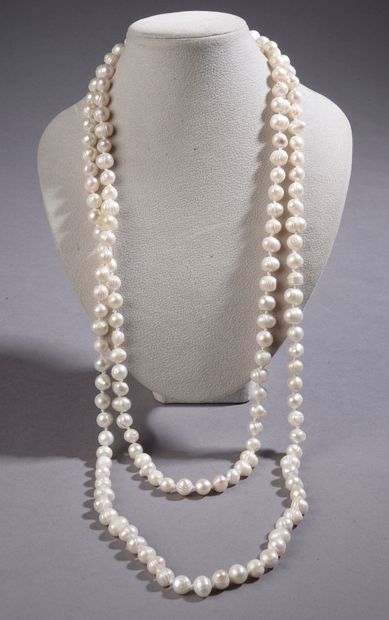 null Trois importants sautoirs de perles de cultures type baroques.

Diam. perles...