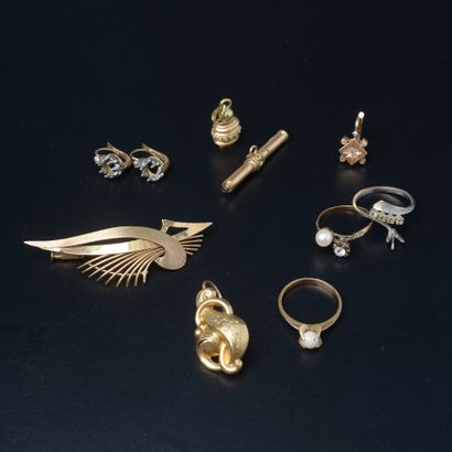null An 18k yellow gold set comprising:

- A Napoleon III period dormeuse set with...