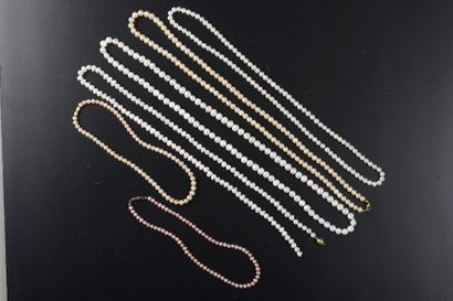 Ensemble de six colliers de perles de culture...