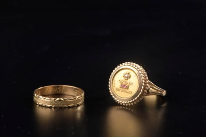 null Bague en or jaune 18k, le chaton circulaire guilloché gravé " + Qu'hier, - que...