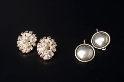 null Pair of silver ear clips with corals.



Goldsmith's mark: Sté S



Height :...