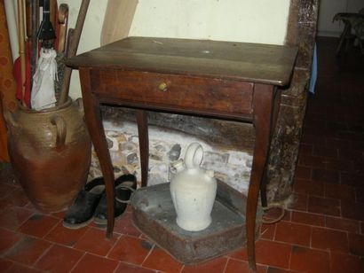 null Petite table à écrire en chêne à quatre pieds cambrés / XIXème siècle