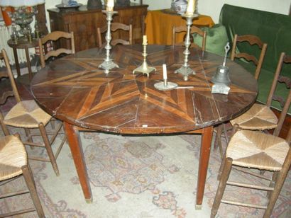 null Grande table à volets, le plateau circulaire marqueté en étoile de bois clair...