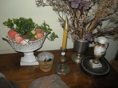 null Ensemble comprenant un bougeoir du XVIIIème siècle un vase en étain un petit...