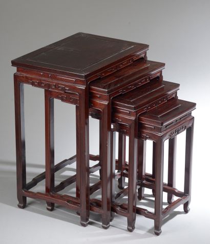 null Ensemble de quatre tables gigognes en bois exotique sculpté et laqué, les pieds...