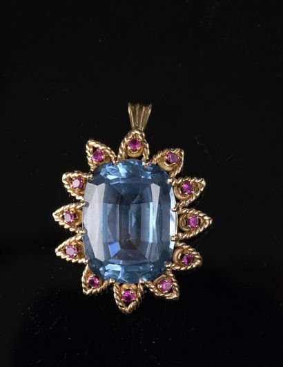 null Daisy pendant brooch in 18k yellow gold with a large oval synthetic blue spinel...
