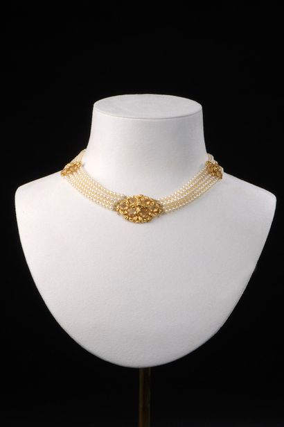 null Choker necklace with three openwork 18k yellow gold medallions set with twelve...