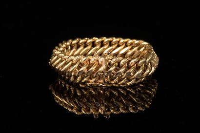null Bracelet in 18k yellow gold with a dented American mesh and applied with small...