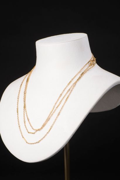 null Long necklace in 18k yellow gold with a forçat chain stitch and twenty-six cultured...
