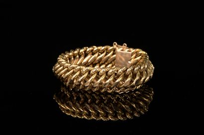 null Bracelet in 18k yellow gold with a dented American mesh and applied with small...