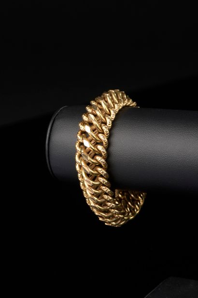 null Bracelet in 18k yellow gold with a dented American mesh and applied with small...