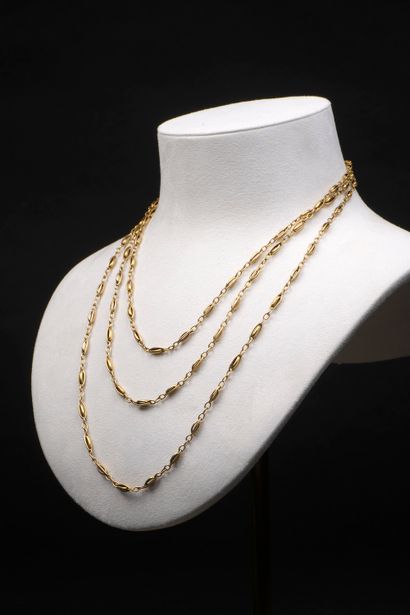 null 18k yellow gold long necklace with oval filigree and openwork links.

Late 19th...