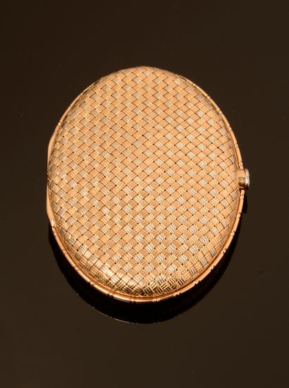 null Yellow and white gold oval powder bowl imitating basketwork, the push button...
