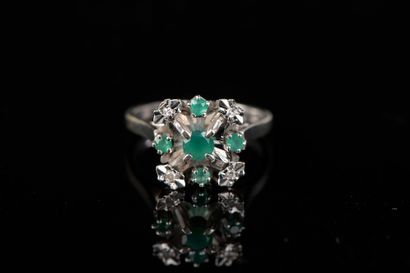 null 18k white gold ring, the square bezel marked with a round faceted chrysoprase...