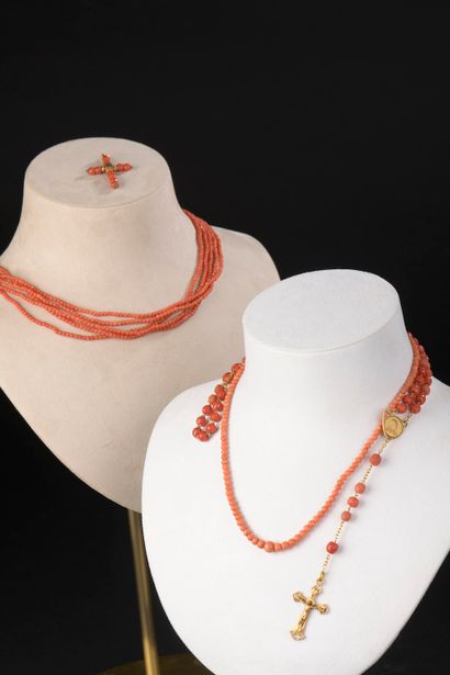 null Set of coral jewels including:

- Necklace with five rows of coral pearls, the...
