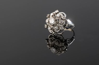 null Flower ring in 18k white gold with a brilliant-cut diamond of about 0.3 ct,...