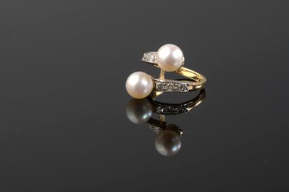 null Ring "Toi & Moi" in 18k yellow gold with two cultured pearls and three small...