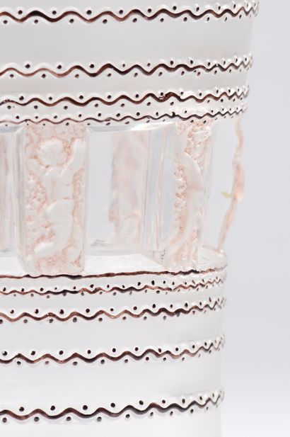 null 
LALIQUE France.




Vase modèle "Florence" en verre blanc moulé-pressé mat...