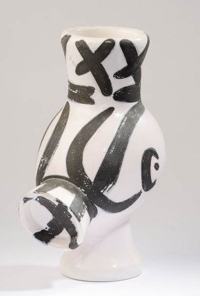 null 
Pablo PICASSO (1881-1973), ateliers MADOURA.




"Chouette femme".




Vase...
