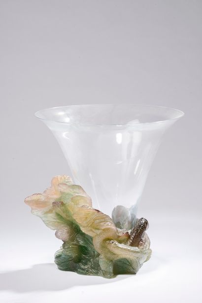 null 
DAUM France.




Vase en verre reposant sur un socle en pâte de verre pressé...