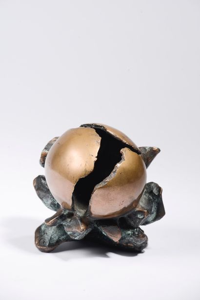 null 
Anita TULLIO (1935-2014).




Hatching egg.




Bronze gilt and green patina,...