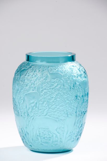 null 
LALIQUE France.




Vase modèle "Biches" en verre bleu soufflé-moulé.




Signé...