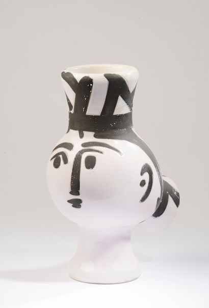 null 
Pablo PICASSO (1881-1973), ateliers MADOURA.




"Chouette femme".




Vase...