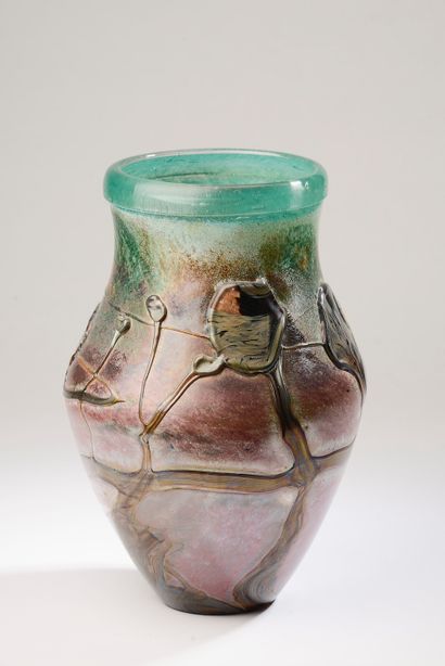 null 
Jean-Claude NOVARO (1943-2014).




Vase balustre en verre soufflé vert à décor...