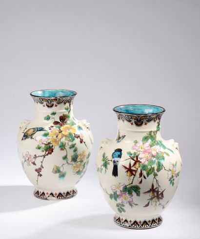 null 
Théodore DECK (1823-1891).




Paire de vases balustre en faïence émaillée...