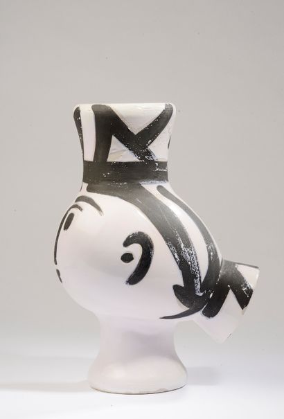 null 
Pablo PICASSO (1881-1973), ateliers MADOURA.




"Chouette femme".




Vase...