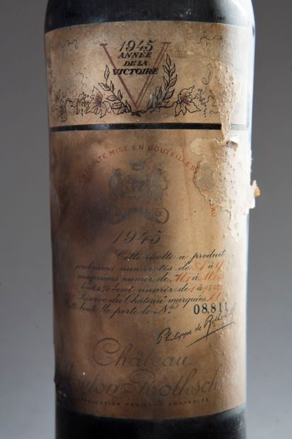 null 1 bottle Château MOUTON-ROTHSCHILD, 1° cru Pauillac 1945 (ett, wrapping paper...