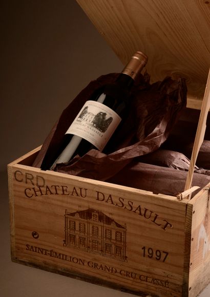 null 12 bouteilles Château DASSAULT, Grand Cru St-Émilion 1997, caisse bois