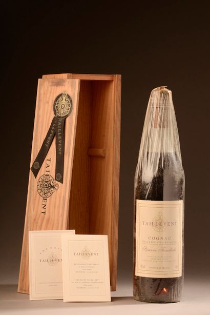 null 1 bottle COGNAC "Grande Champagne Réserve familiale", Taillevent, wooden ca...