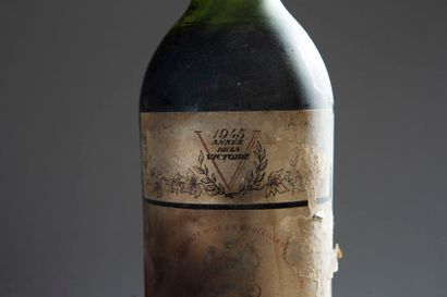 null 1 bouteille Château MOUTON-ROTHSCHILD, 1° cru Pauillac 1945 (ett, papier d'entourage...