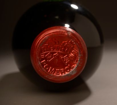 null 1 bouteille PETRUS, Pomerol 1978 (etla, LB, accroc à la capsule)