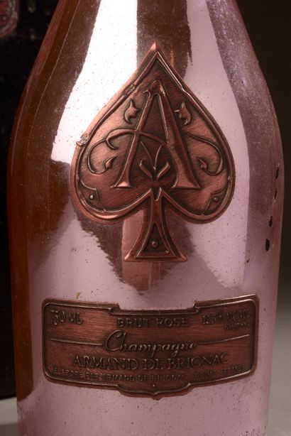 null 1 bottle CHAMPAGNE "rosé", Armand de Brignac (wooden box, damage to the lining...