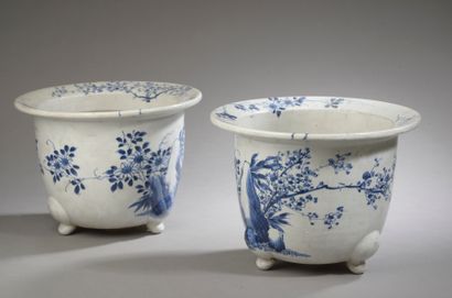 null CHINA - XIXth century. 

A pair of porcelain planters decorated in blue underglaze...