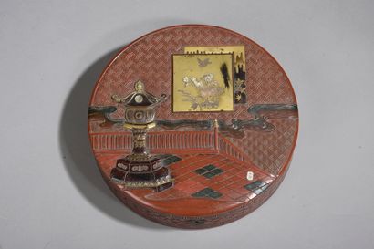 null JAPAN, circa 1900.

Round box in red, brown and gold lacquer and mother-of-pearl...