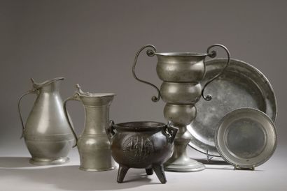 null Pewter set including :

- Two circular dishes (shocks and deformations). 

...