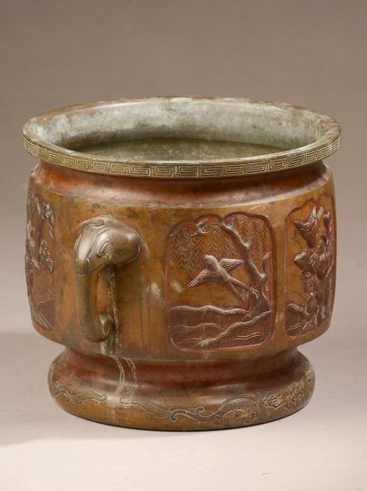 null JAPAN - MEIJI period (1868-1912). 

 Patinated bronze cover pot decorated with...