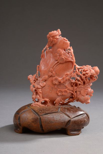 null CHINA - 20th century.

Statuette representing a flowering vase in carved pink...