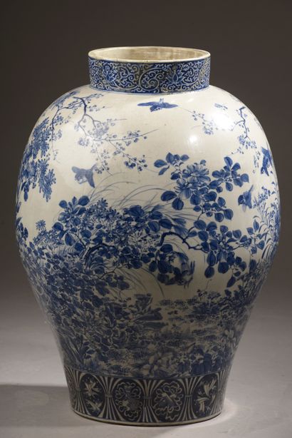null 
CHINA - 19th century.





A large porcelain covered vase decorated in blue...