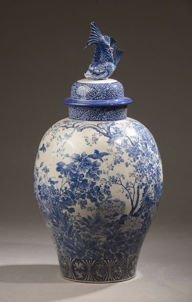 null 
CHINA - 19th century.





A large porcelain covered vase decorated in blue...