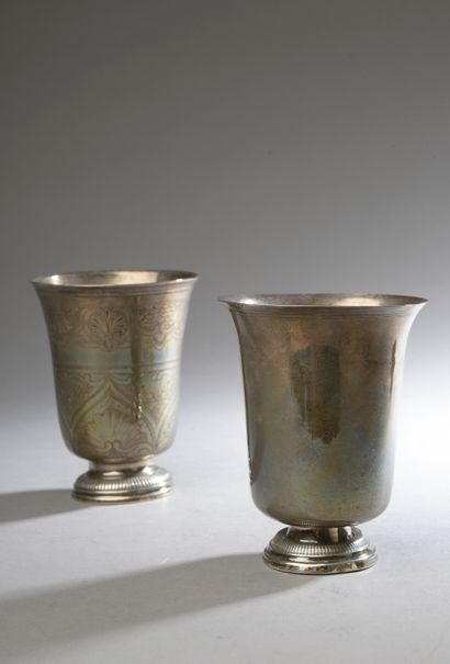 null 
Two silver tulip-shaped kettledrums on a gadrooned pedestal (small impacts).





One...