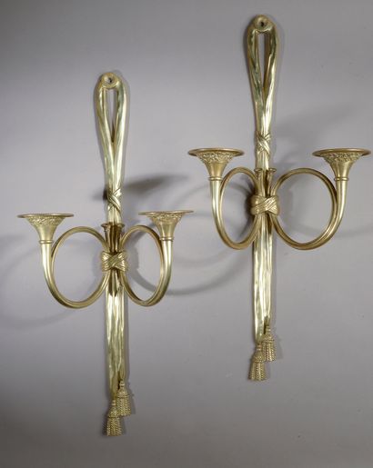 null Pair of bronze sconces with hunting horn and passementerie (missing the fixing...