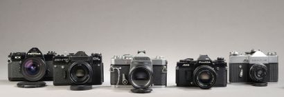 null Ensemble de cinq appareils photographiques divers : Pentax KX avec objectif...