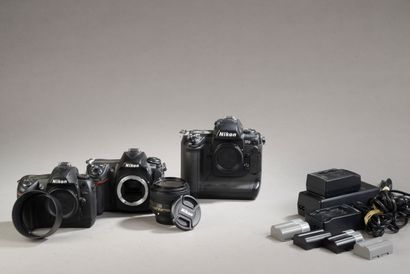 null Ensemble de trois appareils photographiques (numériques, Digital) : Nikon D300...