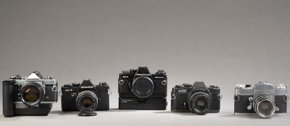 null Ensemble de cinq appareils photographiques divers : Olympus OM-1 avec objectif...