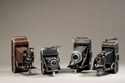 null Ensemble de quatre appareils photographiques divers : Foth marron, Kinax, Voigtländer...